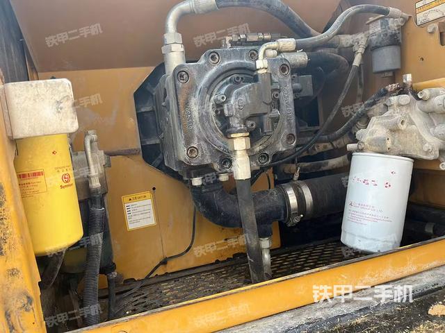 液压泵舱室正面整体（整机外观）