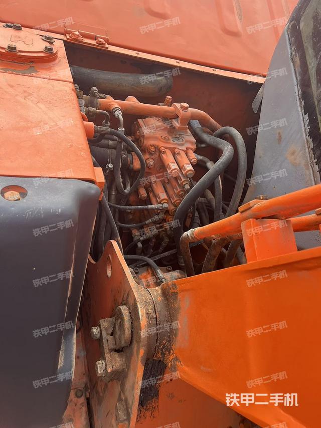 回转马达和主控阀（整机外观）