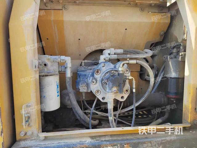 液压泵舱室正面整体（整机外观）