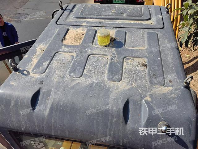 驾驶室顶部（整机外观）