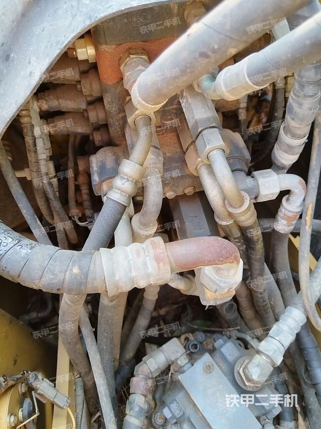 回转马达和主控阀（整机外观）