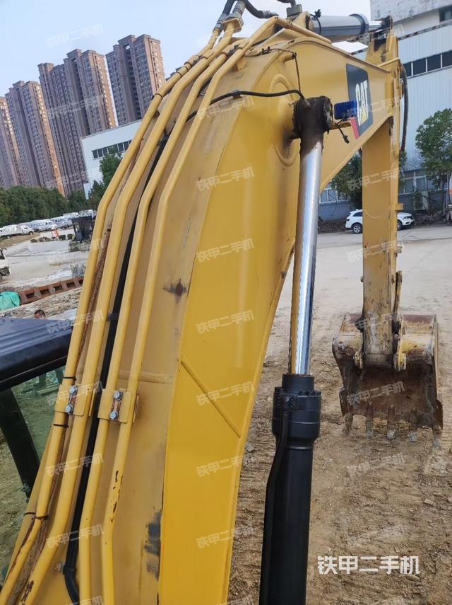 大臂油缸整体 竖拍（工作和回转装置）