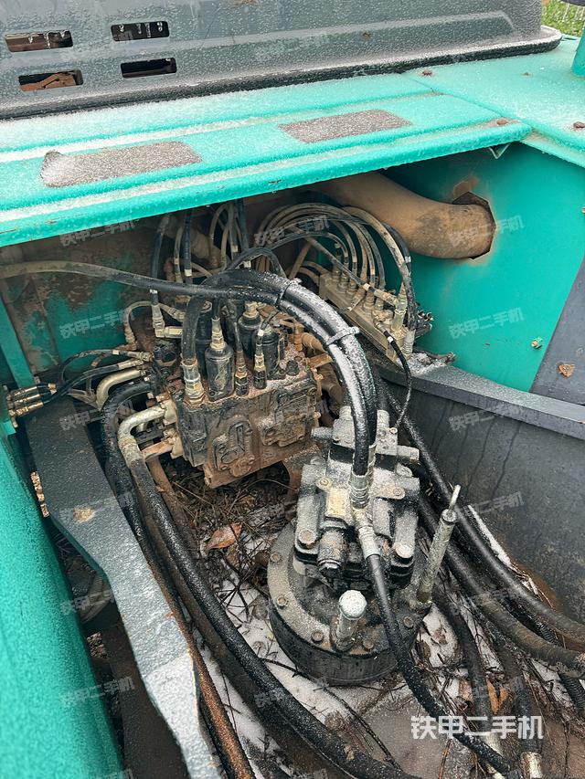 回转马达和主控阀（整机外观）