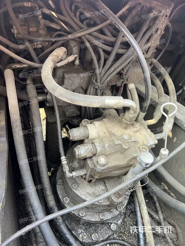 回转马达和主控阀（整机外观）