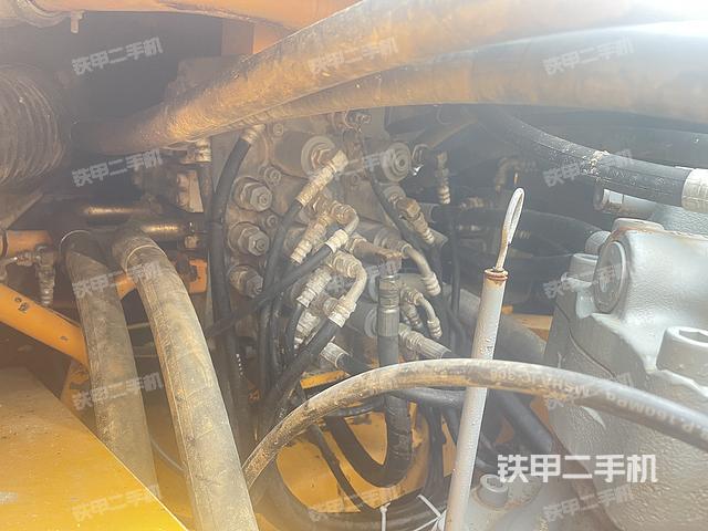 回转马达和主控阀（整机外观）