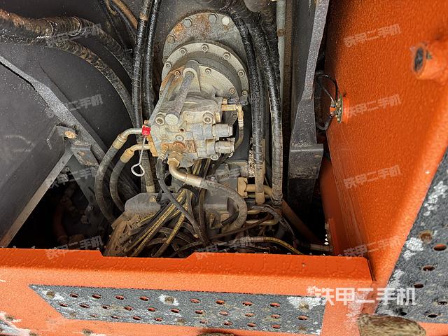 回转马达和主控阀（整机外观）