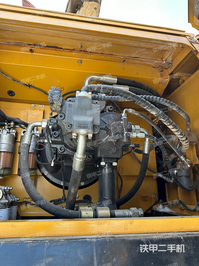 液压泵舱室正面整体（整机外观）