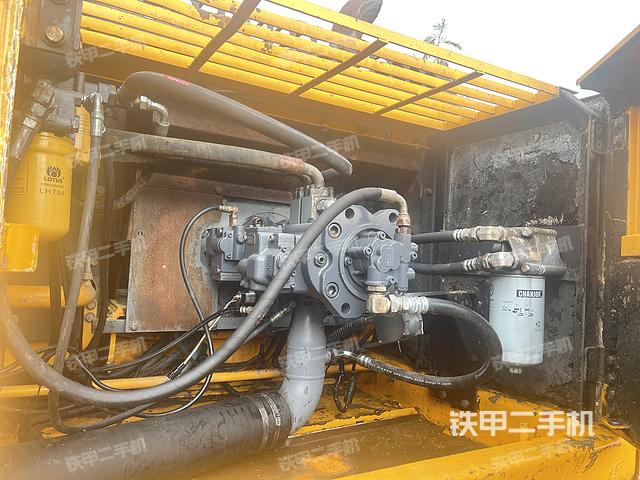 液压泵舱室正面整体（整机外观）