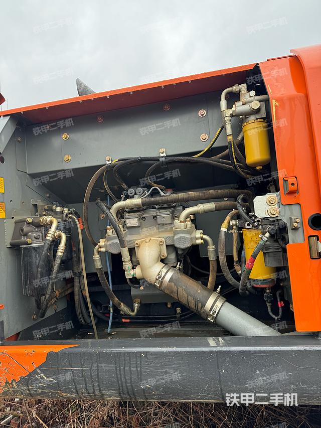 液压泵舱室正面整体（整机外观）