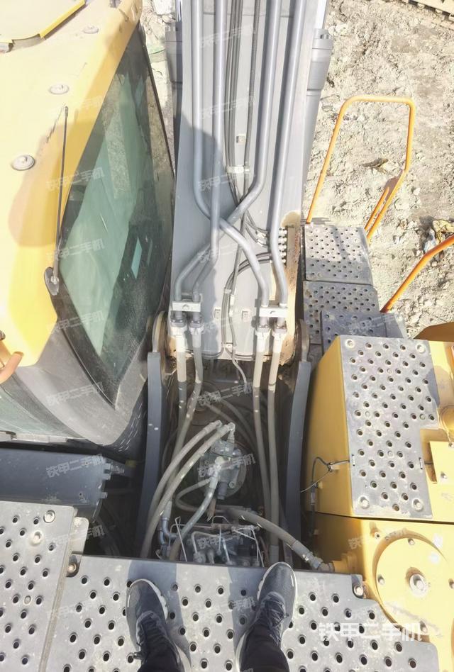 驾驶室顶部（整机外观）