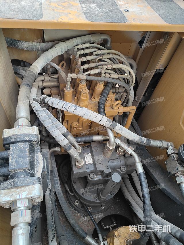 回转马达和主控阀（整机外观）