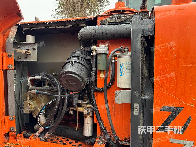 液压泵舱室正面整体（整机外观）