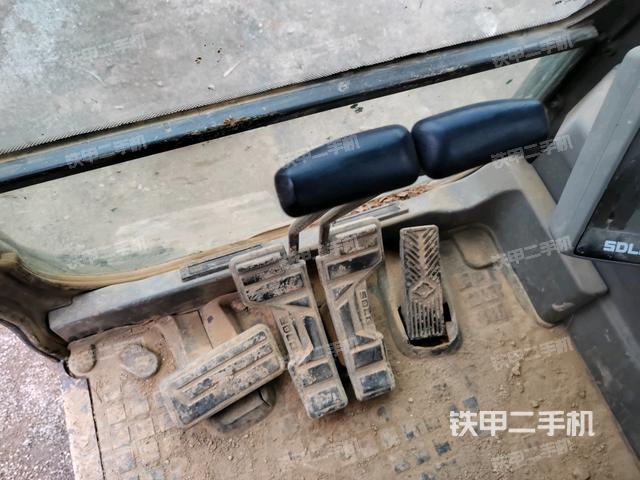 行走控制手柄和踏板 俯拍（驾驶室部分）