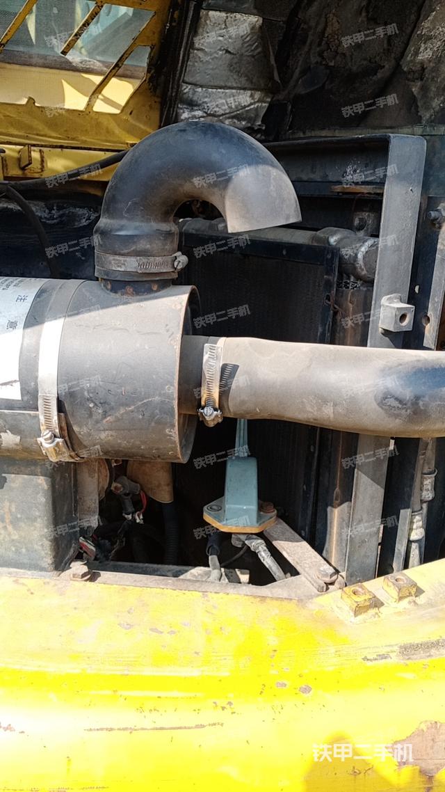 液压泵舱室正面整体（整机外观）