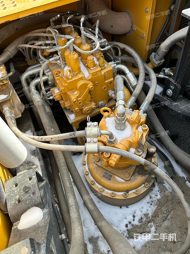 回转马达和主控阀（整机外观）