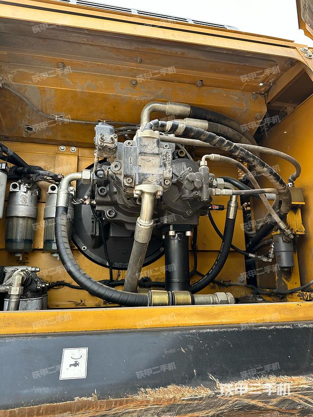 液压泵舱室正面整体（整机外观）