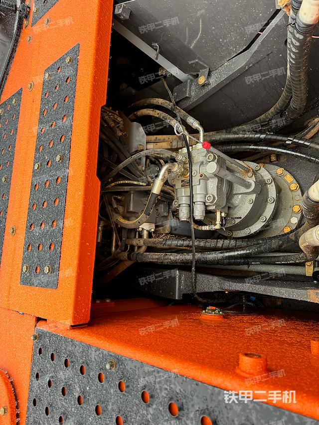 回转马达和主控阀（整机外观）