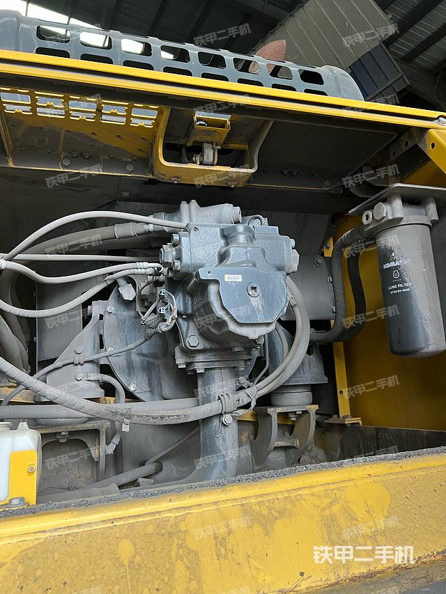 液压泵舱室正面整体（整机外观）