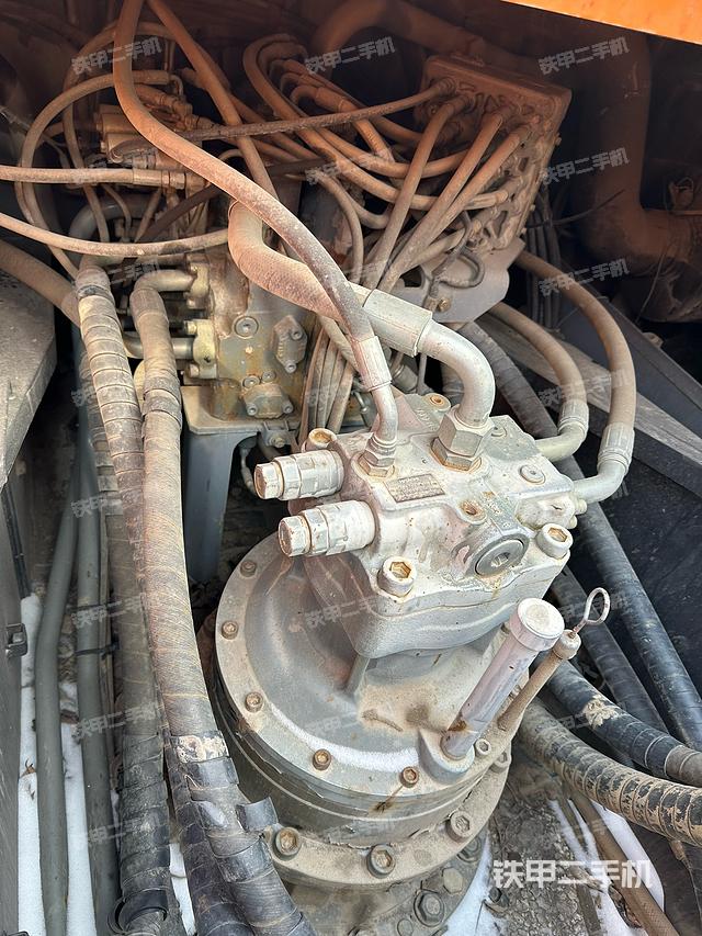 回转马达和主控阀（整机外观）