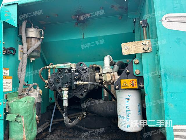 液压泵舱室正面整体（整机外观）