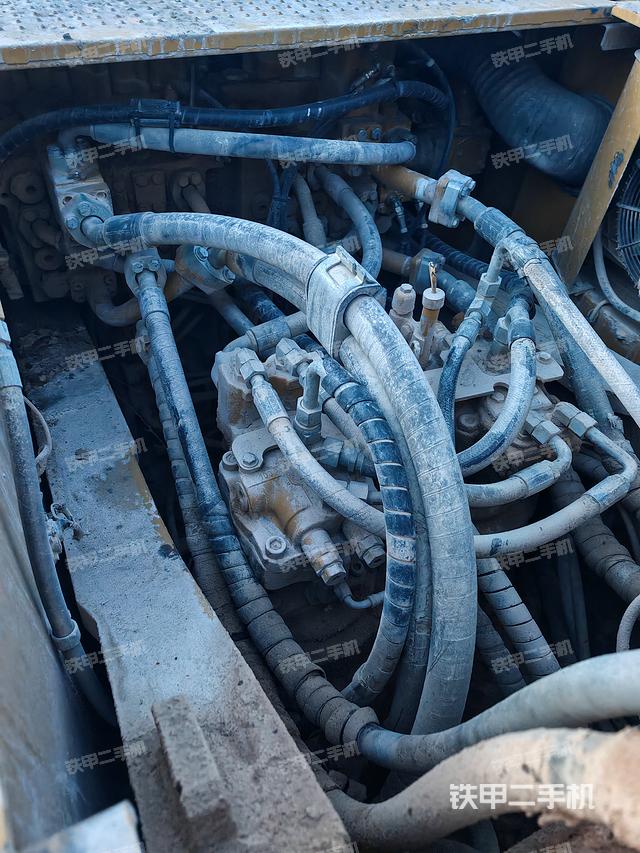 回转马达和主控阀（整机外观）