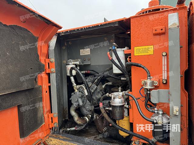 液压泵舱室正面整体（整机外观）