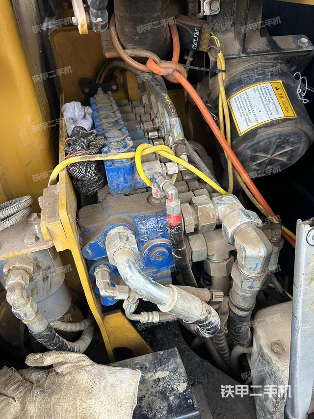 回转马达和主控阀（整机外观）