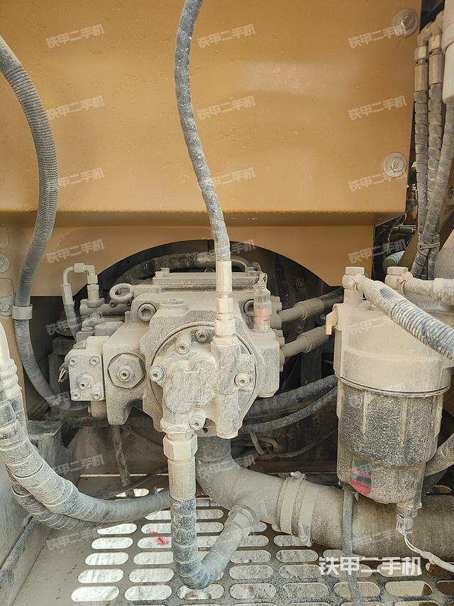 液压泵舱室正面整体（整机外观）