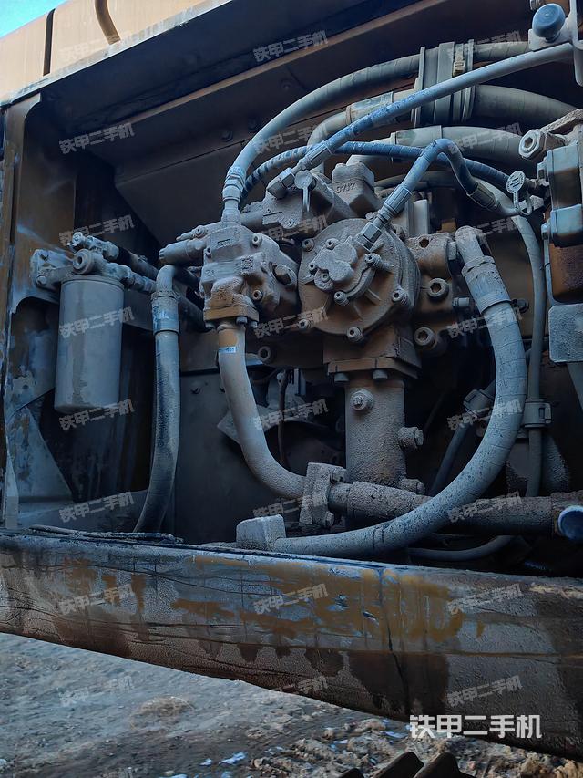 液压泵舱室正面整体（整机外观）