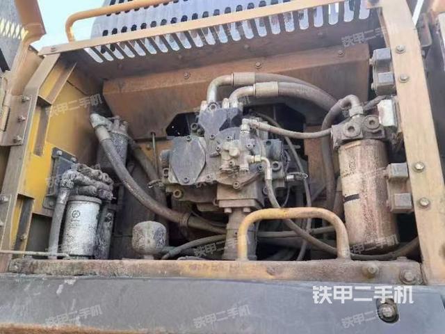 液压泵舱室正面整体（整机外观）