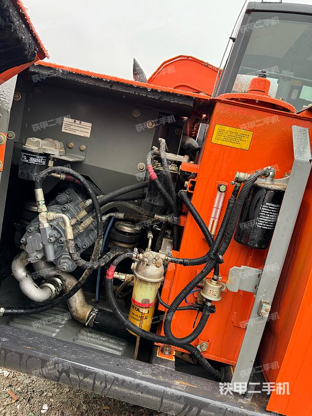 液压泵舱室正面整体（整机外观）