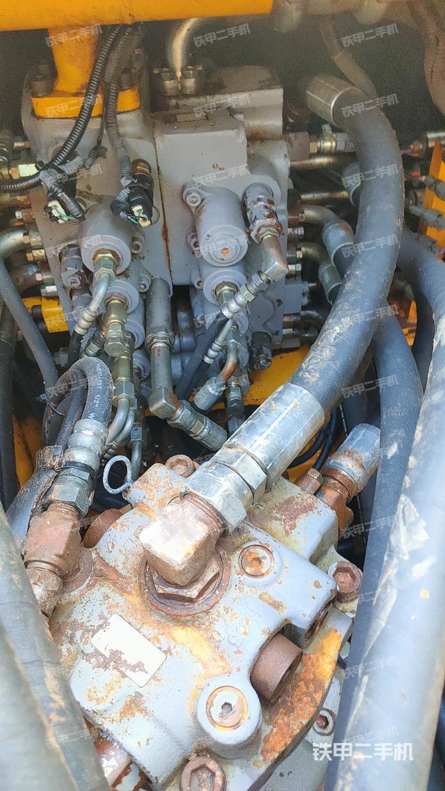 回转马达和主控阀（整机外观）