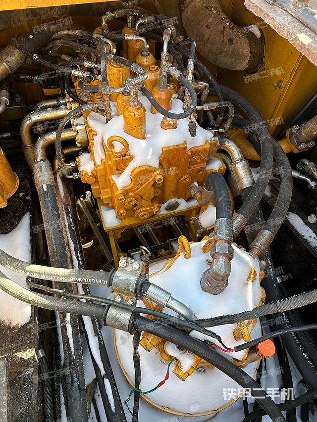 回转马达和主控阀（整机外观）