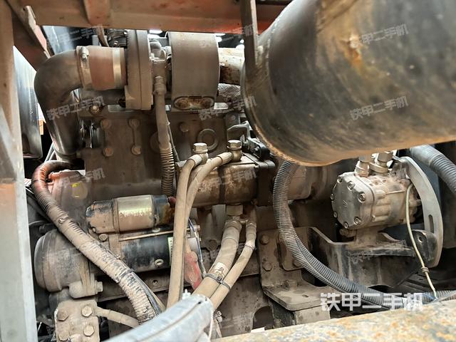 液压泵舱室正面整体（整机外观）