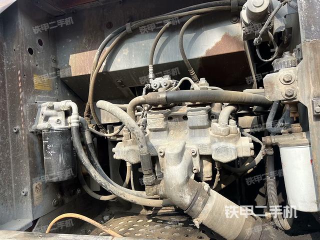 液压泵舱室正面整体（整机外观）