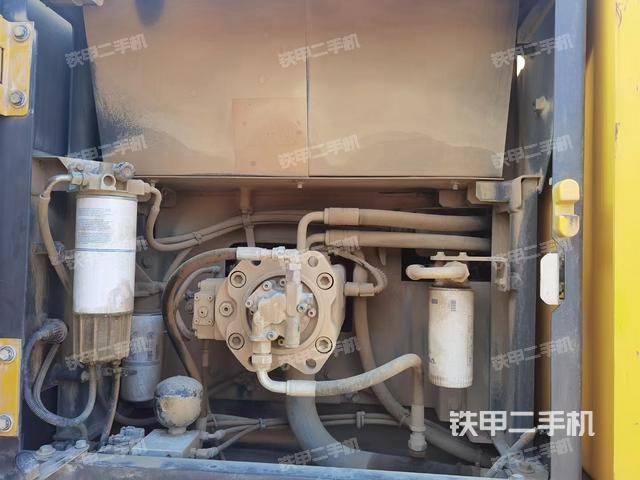 液压泵舱室正面整体（整机外观）