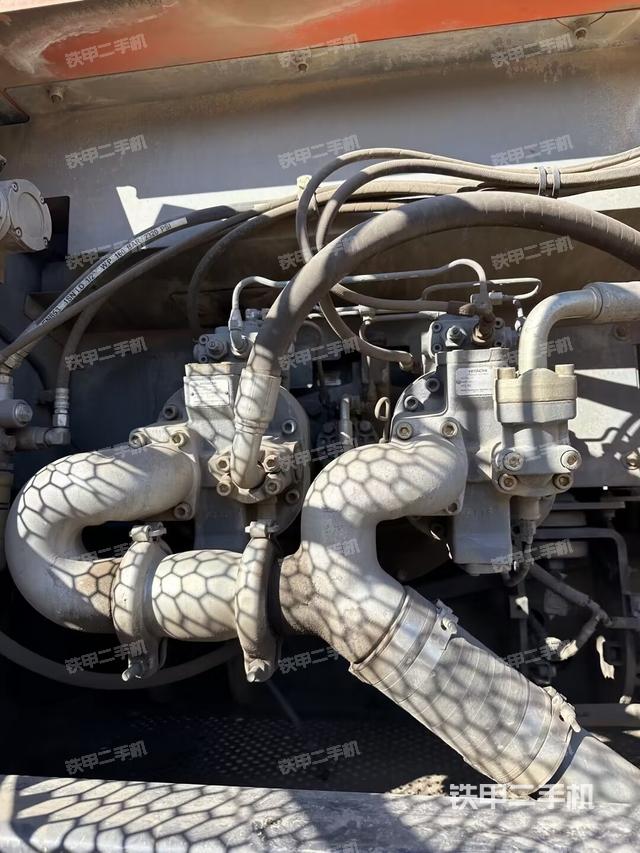 液压泵舱室正面整体（整机外观）