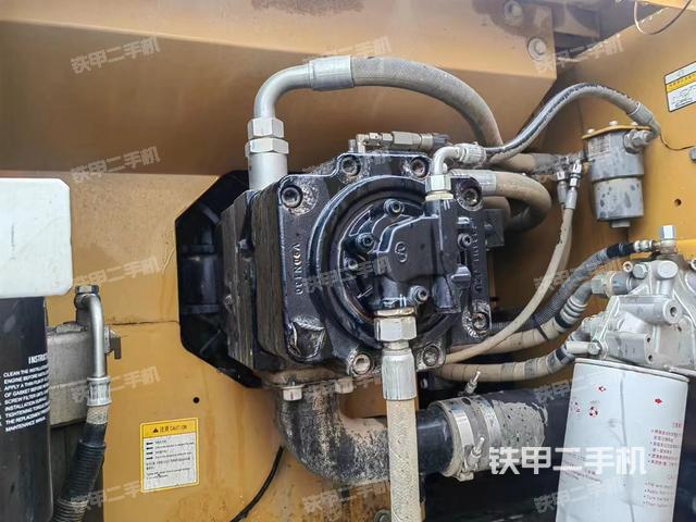 液压泵舱室正面整体（整机外观）