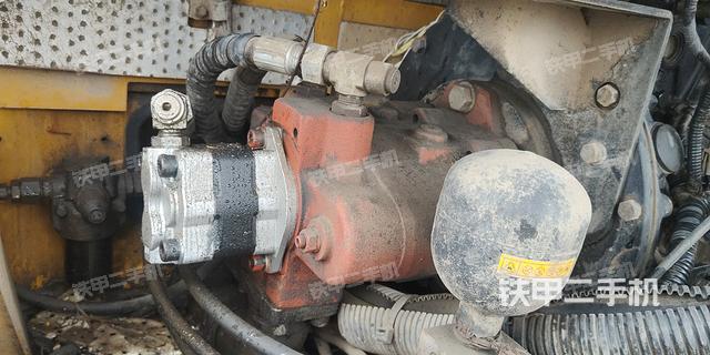 液压泵舱室正面整体（整机外观）