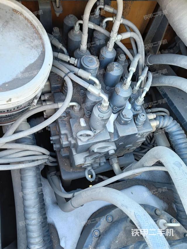 回转马达和主控阀（整机外观）