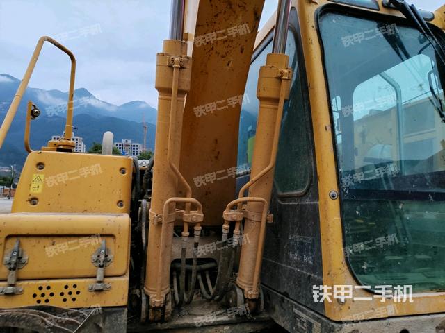 大臂油缸整体 竖拍（工作和回转装置）