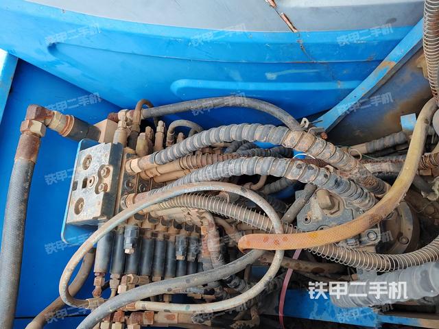 回转马达和主控阀（整机外观）