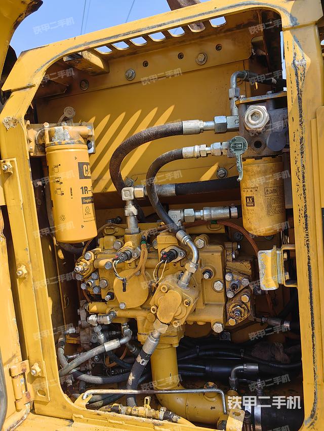 液压泵舱室正面整体（整机外观）