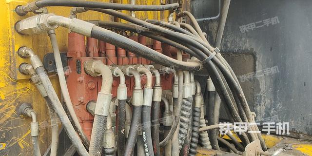 回转马达和主控阀（整机外观）