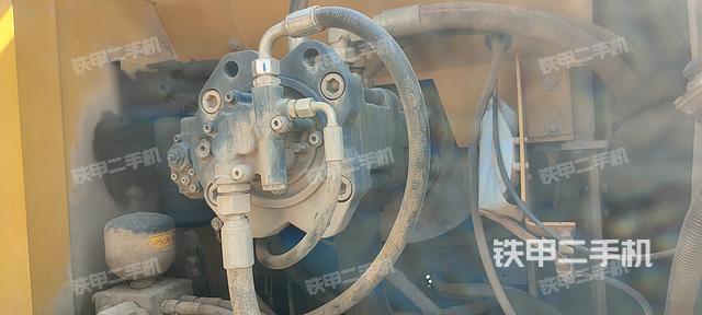 液压泵舱室正面整体（整机外观）