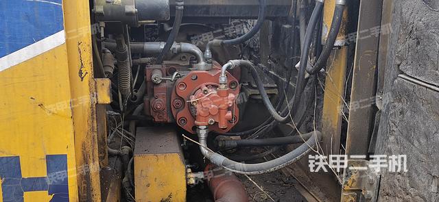 液压泵舱室正面整体（整机外观）