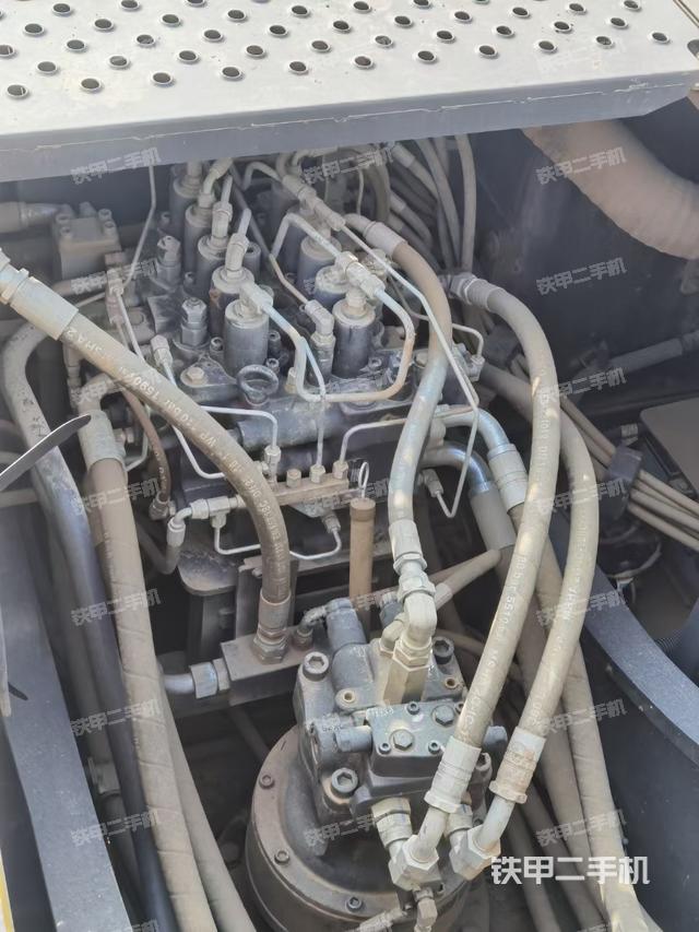 回转马达和主控阀（整机外观）