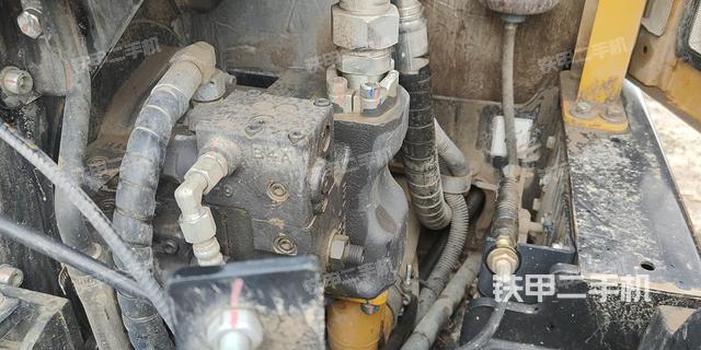 液压泵舱室正面整体（整机外观）