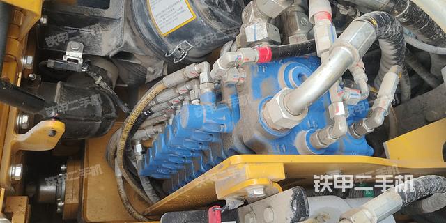 回转马达和主控阀（整机外观）