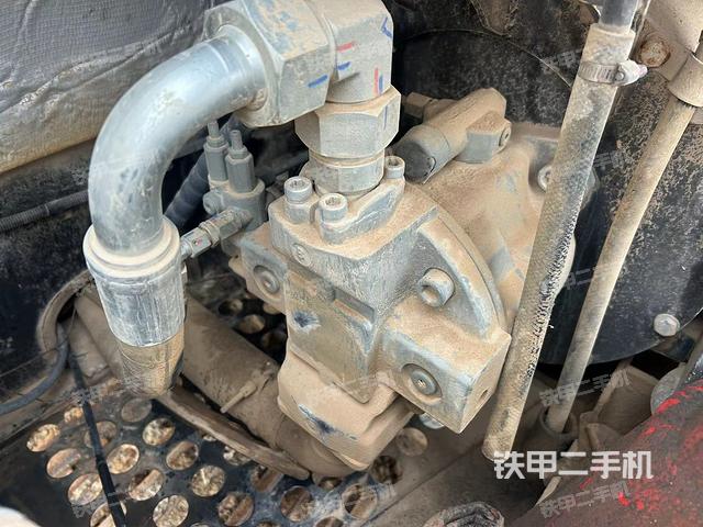 液压泵舱室正面整体（整机外观）